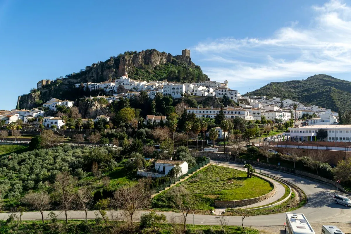 Pueblo blanco con castillo en lo alto de la sierra