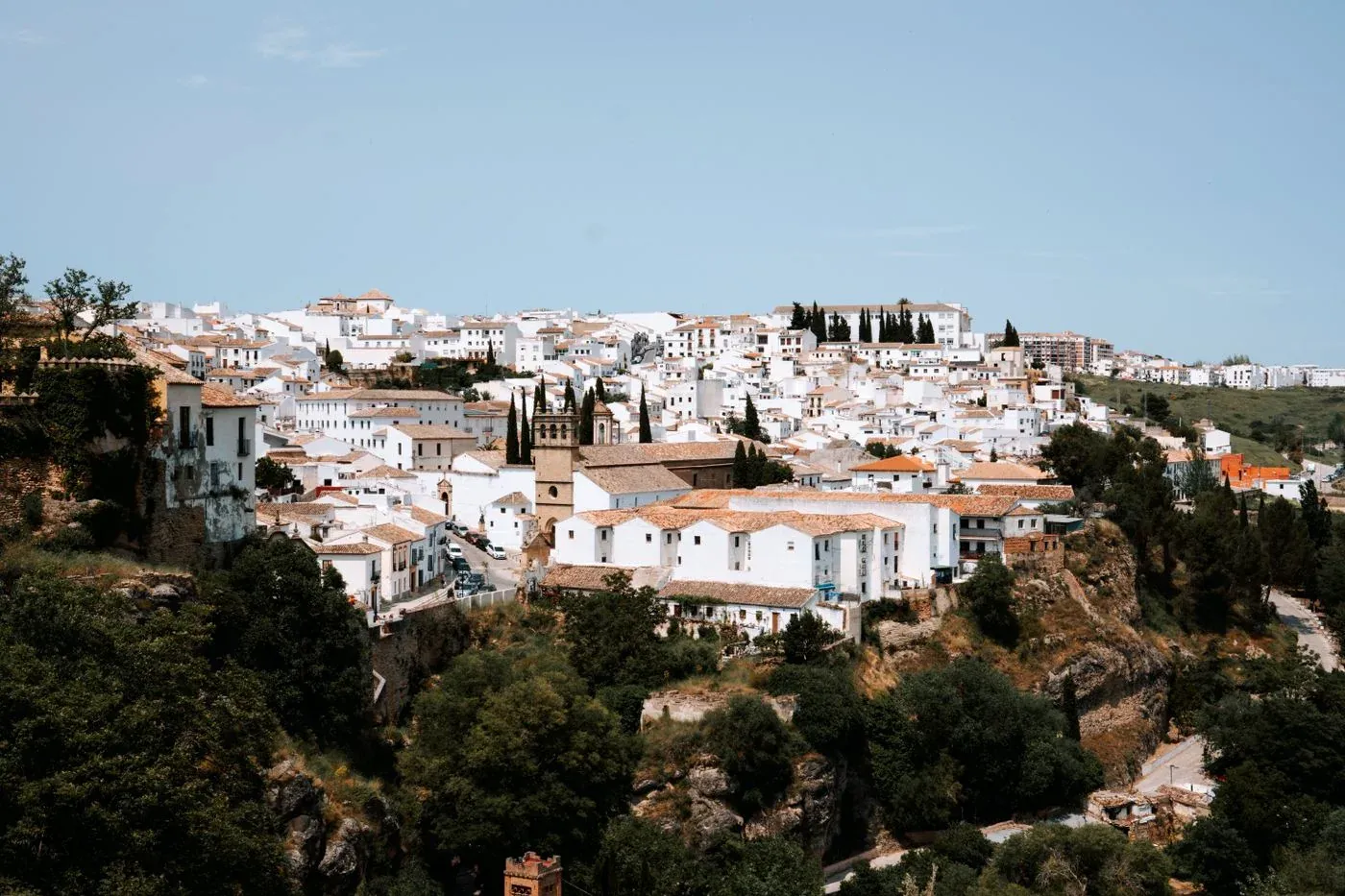 Pueblo blanco sobre el tajo, al atardecer cálido